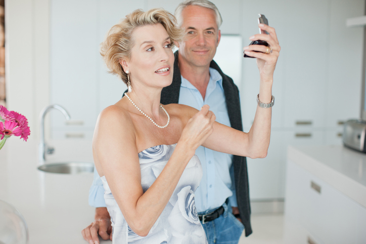 Tendencias de maquillaje para 2025: Innovación y expresión para hombres y mujeres