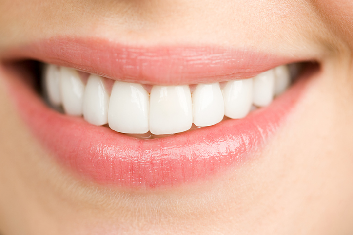 Dientes sanos y fuertes con Listerine Blanqueador Avanzado